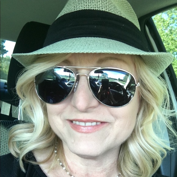 Meet your Posher, Sherri - Picture 2 of 2